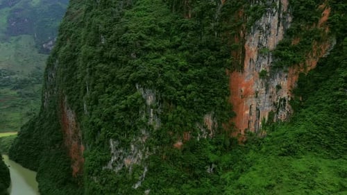 Berge, Wald und Drohne für grüne Flussschlucht, Mutter Natur und Wasser mit Landschaftslandschaft
