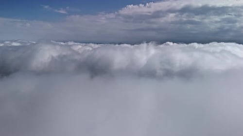 Vista aérea subindo acima das nuvens