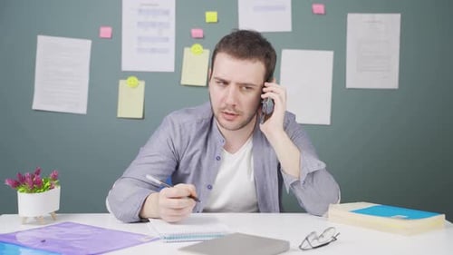 Student spricht am Telefon über den Unterricht.