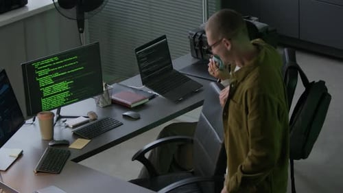 Junge, vielfältige IT-Spezialisten, die abends im Büro arbeiten