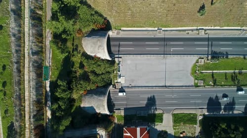 vue à vol d'oiseau des véhicules traversant le tunnel