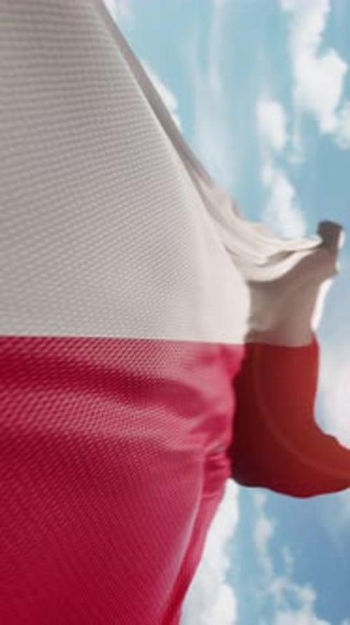 Die gewellte Flagge Polens weht in Zeitlupe im Wind und schwenkt das offizielle Teamsymbol der polnischen Flagge
