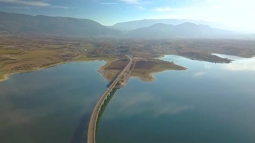 Vue par drone du lac Polifitos près de Kozani en Grèce