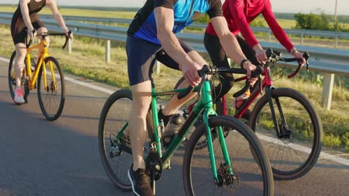 Nahaufnahme von drei kaukasischen Radfahrern, die auf der Straße Fahrrad fahren
