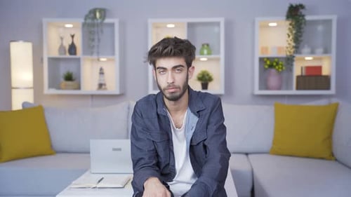 Angstreaktion eines Mannes, der in die Kamera schaut. Feiger Mann
.