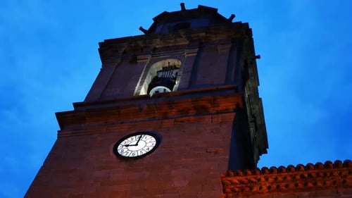 Rotierender Blick unter einem geheimnisvollen Glockenturm - Glockenturm