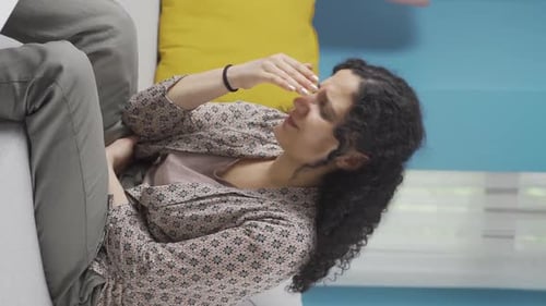 Vidéo verticale d'une jeune femme avec des nausées.
