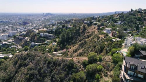 Imágenes aéreas en 4K de Hollywood Hills, en Los Ángeles, California, EE. UU.