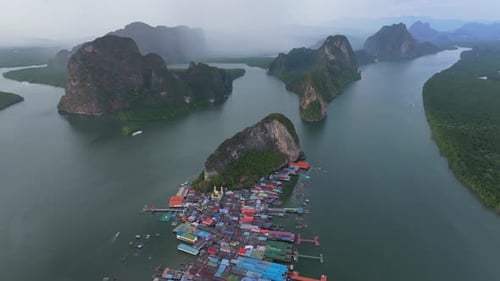 Schwimmendes Dorf auf Koh Panyee leuchtet im Morgenlicht, Thailand