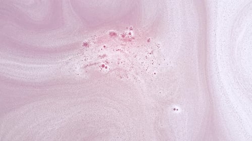 Bath Bomb Ball se dissolve em água com bolhas de espuma brancas, produto cosmético natural e cuidados com a pele