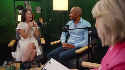 Des podcasteurs enregistrent une conversation dans un studio moderne