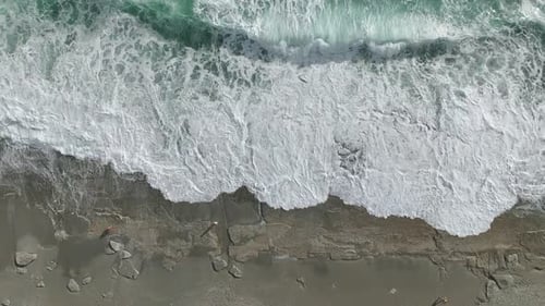 Vue aérienne de Mediterranean Fury d'une mer d'azur orageuse
