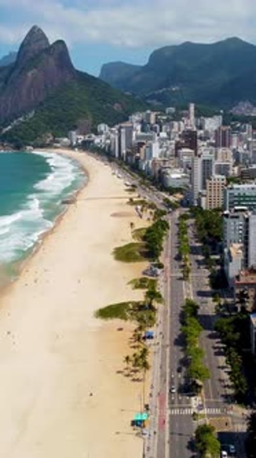 Praia de Ipanema no centro da cidade no Rio de Janeiro, Brasil.