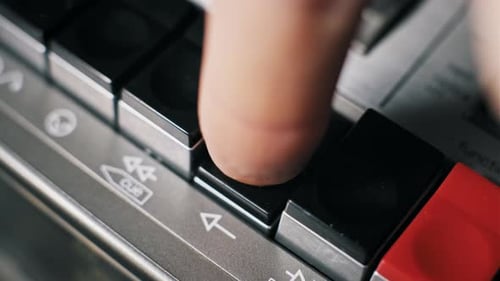 Drücken Sie die Play-Taste auf dem Vintage-Kassettendeck mit dem Finger