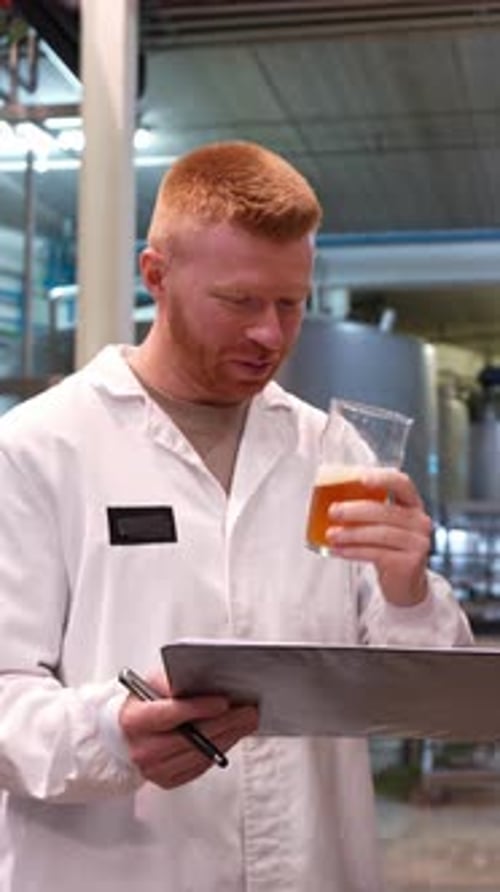 Un maître brasseur vérifie la qualité de la bière artisanale