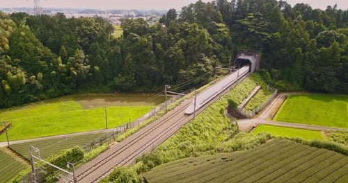 Vista aérea del tren bala Shinkansen, Kakegawa, Japón.