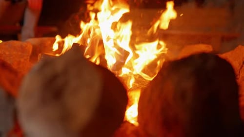 Feu de joie chaleureux la nuit. Ralenti - 60 images par seconde.