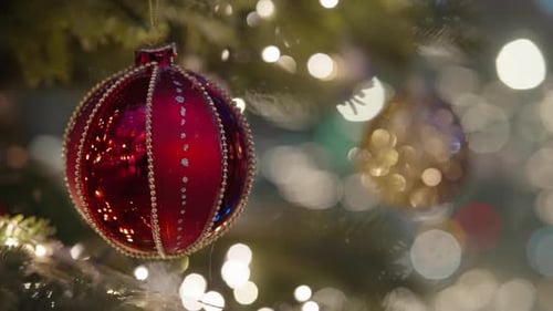 Geschmückter Weihnachtsbaum über verschwommenen Nachtlichtern der Stadt auf der Celebration Party