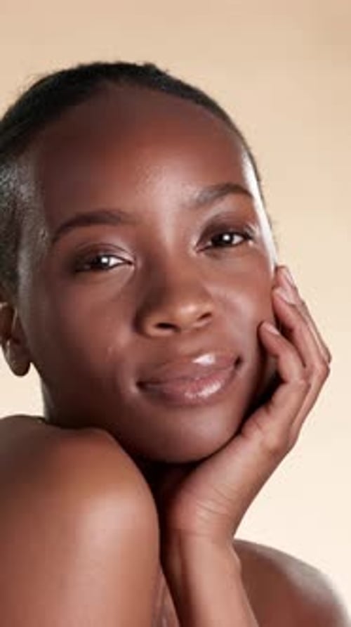 Beauté et visage heureux d'une femme noire avec des soins de la peau pour une texture, un éclat et un bien-être naturels