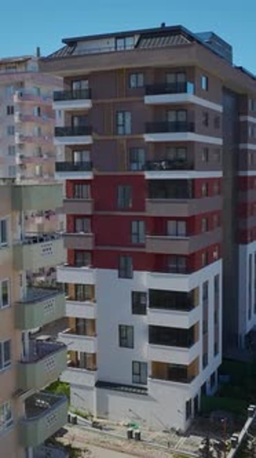 Vídeo vertical: marco de edificio de apartamentos sin terminar con varios pisos