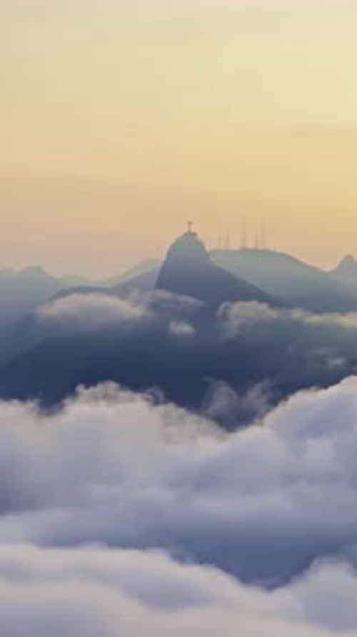 Christus der Erlöser durch eine Filmmusik roségolden glühende Wolkenlandschaft der Sonnenuntergangssonne entgegen. Fliegen in s