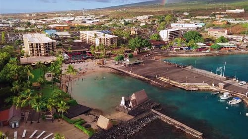 Vista aérea da cidade de Kailua Kona durante o pôr do sol