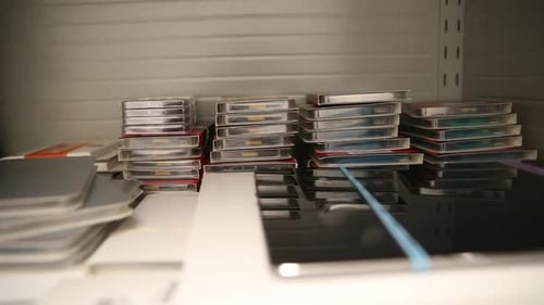 Boîtes technologiques empilées sur une étagère dans un bureau.