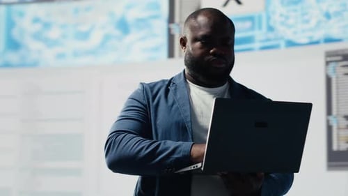 Black Coder konzentrierte sich auf das Programmieren mit einem Laptop in einem High-Tech-Arbeitsbereich
