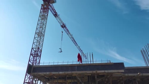 Vídeo aéreo: Perspectiva aérea de una concurrida obra en construcción con grúas y actividades metalúrgicas en curso