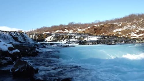 Vue panoramique de la cascade de Brúarfoss à Haukadalur en Islande. Eaux turquoises