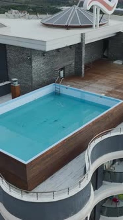 Vertikale Video-Luftperspektive eines stilvollen Wohnhauses mit eleganten Balkonen und