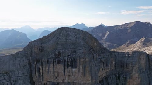 Baigné par la teinte dorée du soleil, l'imposant Heiligkreizkofel de Val Badia offre une atmosphère époustouflante