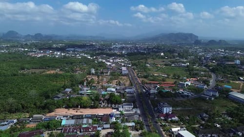 Vue aérienne du paysage urbain de la ville de Krabi avec circulation routière, voitures et falaises karstiques calcaires en Thaïlande