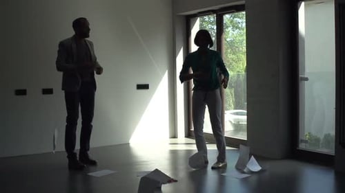 Pareja enojada con documentos peleando en su nuevo hogar,