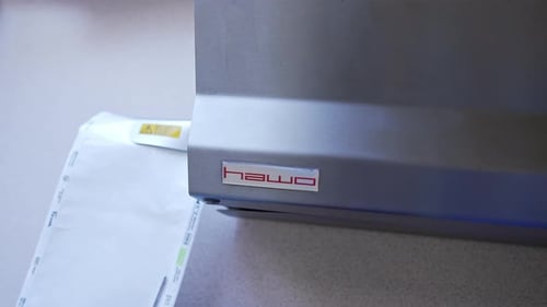 Vacuum packaging machine for sealing the bag with medical tool.