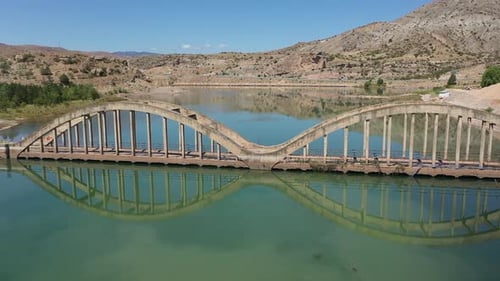 Vue aérienne du pont au-dessus du barrage