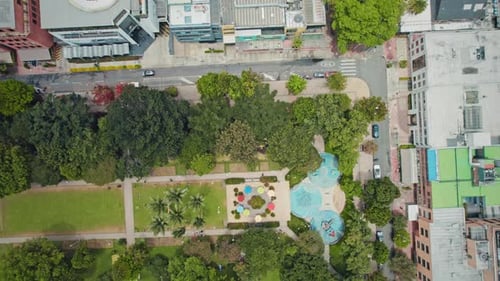 Luftaufnahme des Stadtparks mit Spielplatz und Bäumen - Parque de la 93, Bogotá, Kolumbien