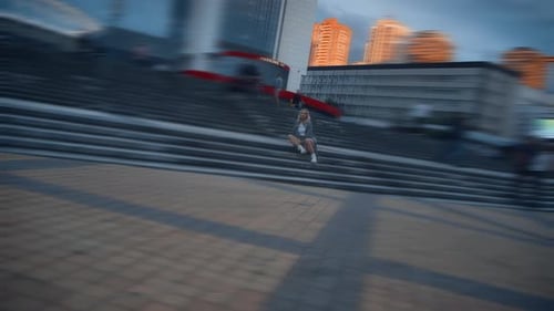 Люди, живущие городской жизнью, отправляясь вечером куда-нибудь на городскую площадь