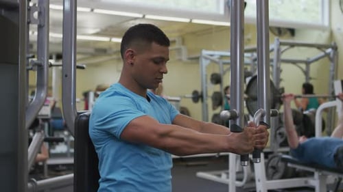 Der Mann trainiert hart im Fitnessstudio für einen gesunden Lebensstil und Wohlbefinden