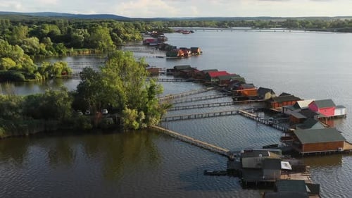Vila de palafitas na Hungria sobre o lago Bokodi-hutoto, tiro aéreo de drone