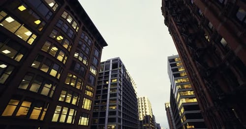 Torres modernas que brillan con la luz del sol de la mañana y un diseño elegante