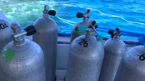 tanques de oxigênio e nitrox em um barco, prontos para mergulhar
