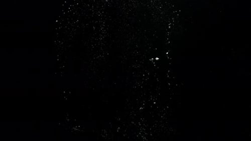 Collection Submerge : Un gros anneau à bulles qui explose au centre et répand des bulles sur un sac noir