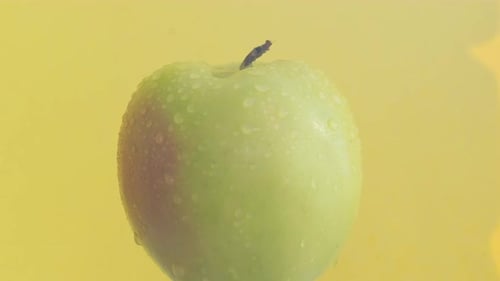 Reifer grüner Apfel isoliert auf gelbem Hintergrund