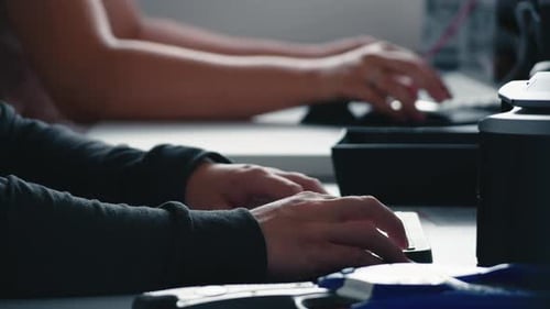Hände tippen auf schwarzer Computertastatur im Büro