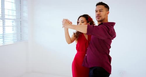 En pareja, baile y salsa en entrenamiento, clase y práctica para competencia, actuación y clase