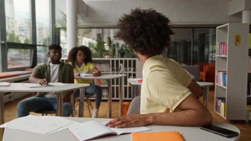 Verärgerter afroamerikanischer Student Mann Mann Mann Männliche Schreibaufgabe Lernen Unterricht im Klassenzimmer