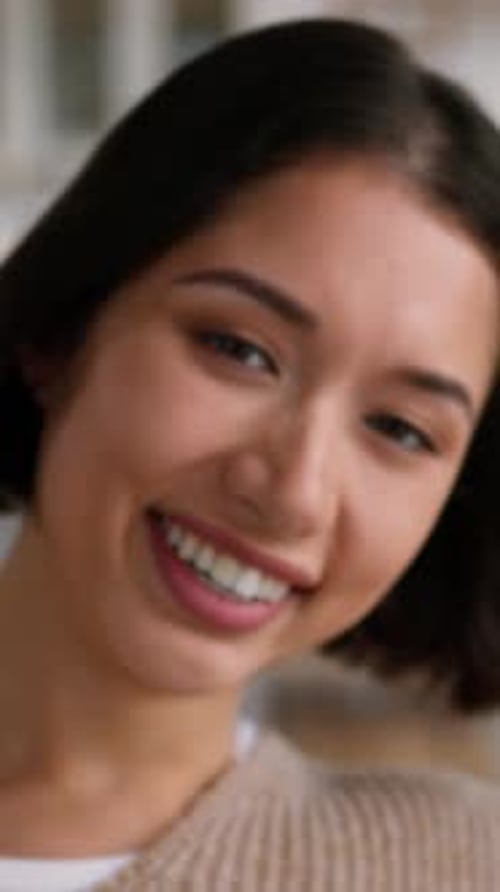 Femme hispanique heureuse tombant sur le canapé à la maison Portrait souriant et relaxant Sourire sain et plein de dents
