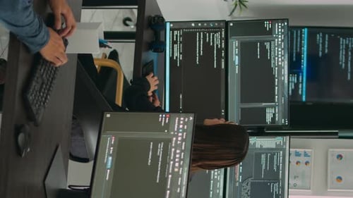 Vídeo vertical: diverso equipo de desarrolladores de bases de datos que analiza el código en la ventana