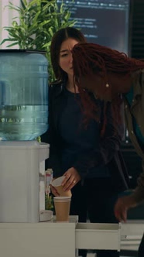 Vídeo vertical: diverso equipo de desarrolladores de software que compara códigos fuente